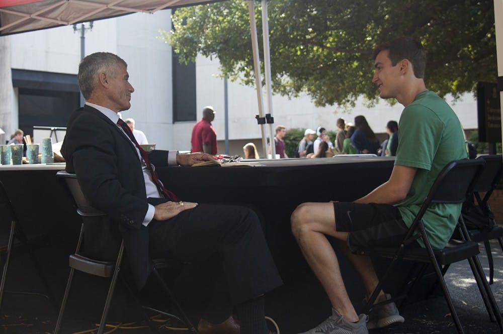 thegamecock's tweet photo. Open office hours with USC President Bob Caslen encourages administrative transparency and one-on-one interactions between Caslen and the student body. Read more: https://t.co/G2sXf6Oery https://t.co/AVXFT1bIhr