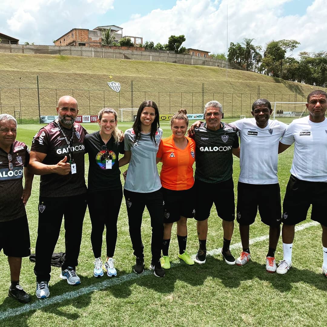 GaloFFeminino's tweet photo. Ontem, durante o treino, recebemos nossa ex-atleta, @ivicasagrande, atual preparadora física do @ORLPride. Quanta honra poder ouvir sobre a rotina de uma profissional desse gabarito! 🖤💜✊🏽
Obrigada e volte sempre, Ivi! #Atleticanas 👧🏿👧🏼👧🏽 https://t.co/jvlT0wEHKU