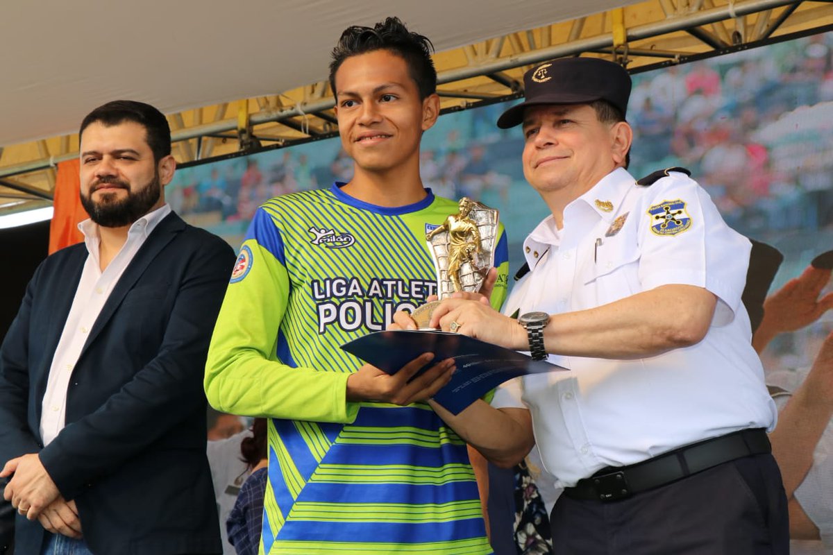 PNCSV's tweet photo. Autoridades de Justicia y Seguridad y de la embajada de los Estados Unidos premiaron hoy a los ganadores de la Cuarta Copa Liga Atlética Policial #LAP2019 https://t.co/u30oHULS7k