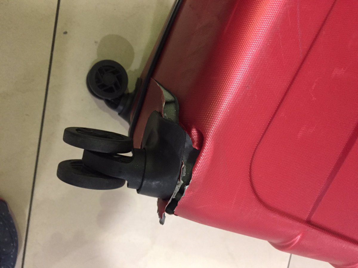 AndreaRuizF's tweet photo. @AirFranceCL pésimo servicio! Me rompieron una maleta en mi regreso a chile y aún no responden ni se comunican conmigo! https://t.co/Y9e5Ihumav