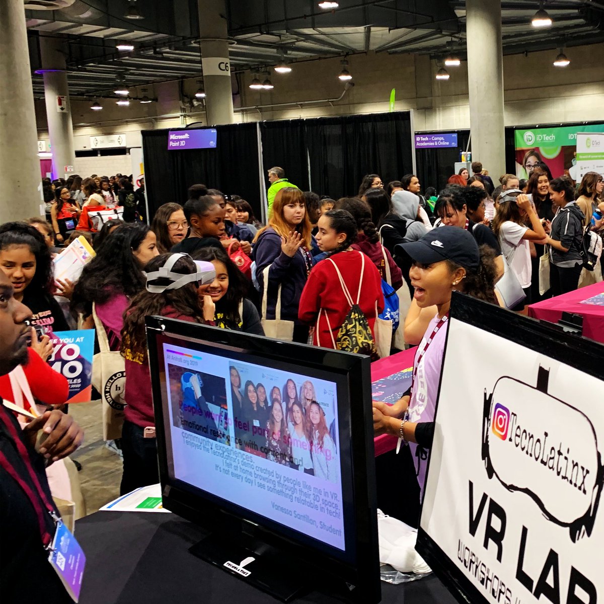 Annenberg_FDN's tweet image. #AnnenbergTech is thrilled to support #HelloFuture2019, an incredible two-day experience in DTLA hosted by @LAPromiseFund. More than 10,000 young people of color gathered at @MSTheater &amp;amp; @ConventionLA, experiencing STEM activations with the latest tech! 1/2