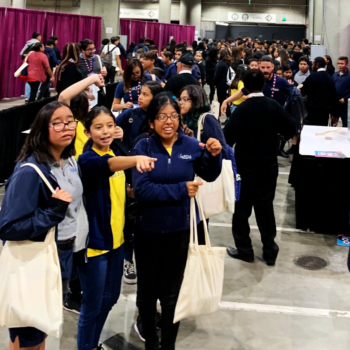 Annenberg_FDN's tweet image. #AnnenbergTech is thrilled to support #HelloFuture2019, an incredible two-day experience in DTLA hosted by @LAPromiseFund. More than 10,000 young people of color gathered at @MSTheater &amp;amp; @ConventionLA, experiencing STEM activations with the latest tech! 1/2