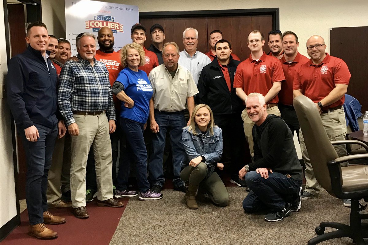 SC4Lawrence's tweet photo. Another great group turn out for tonight’s walk! We are finishing strong... 11 days to victory! #sc4lawrence #CollierTeam @Tomshevlot @LaurenRussel6 #Dez4Lawrence https://t.co/dCsNsWK4Wk