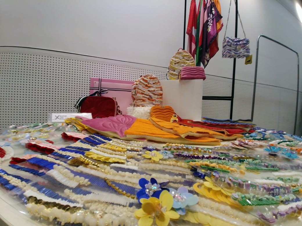 LaSiglo21's tweet photo. Comenzamos a vivir el #EstarDeModa, en donde se expondrán los proyectos de estudiantes de la Lic. En Diseño de Indumentaria y Textil y los trabajos finales de los egresados. Texturas, prendas, calzados y accesorios serán expuestos para compartir nuestra mirada sobre el diseño. https://t.co/ze0AdRQVqA