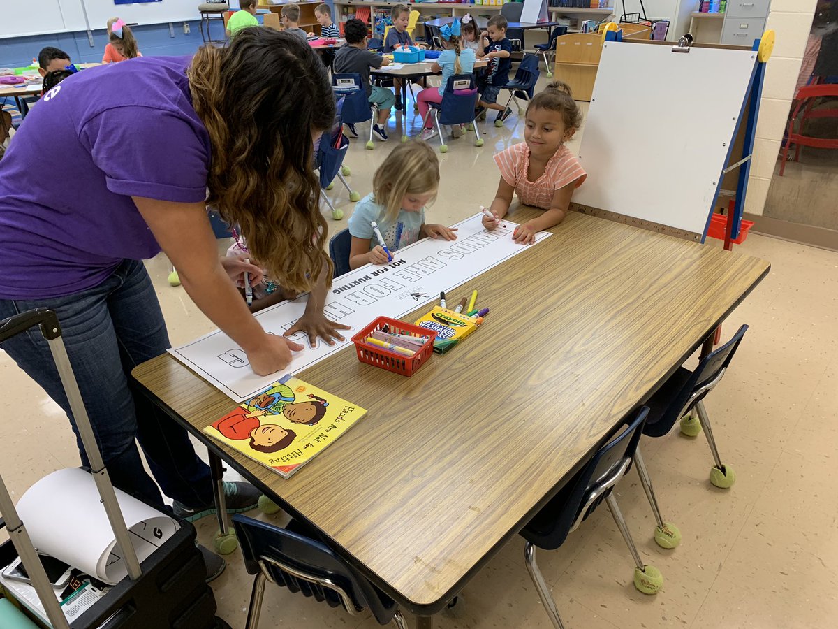 fletcj15's tweet photo. Today we had a special visitor! She reviewed a lesson on how our “Hands are for Helping!” 👏🏻 @BCEBobcat https://t.co/za2Z8fCMOy
