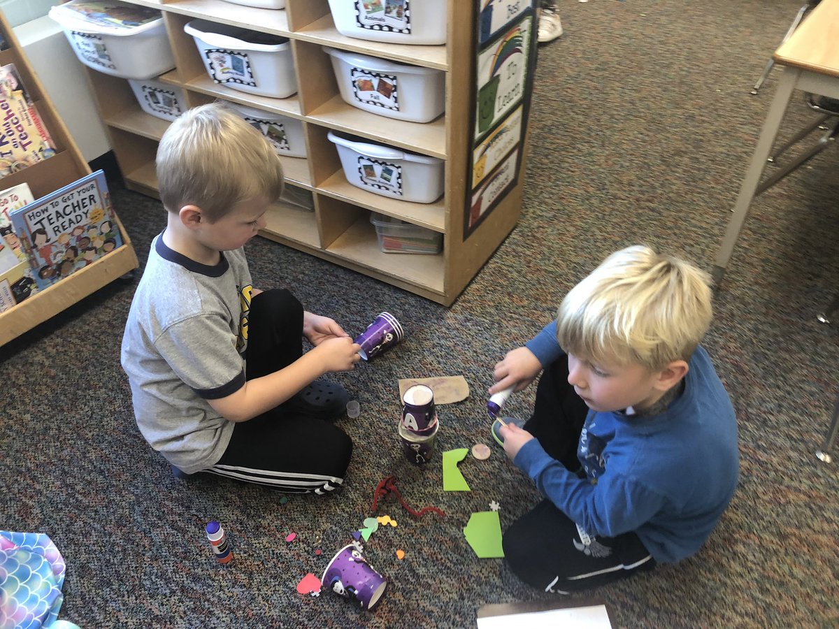 MissConnsClass's tweet photo. Planning, testing, redesigning and testing again. So proud of these engineers who created shelters to keep our animals safe from the sun! Thanks for learning with us @amyproos #ScienceRules 🔎 🦔 🏠 https://t.co/sDuGBpZdDw