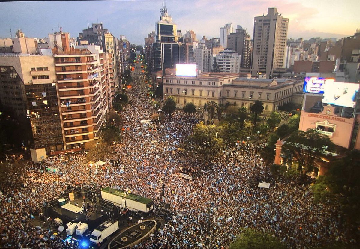 mauriciomacri's tweet photo. Impresionante Córdoba! Nos vemos en minutos. #SíSePuede https://t.co/60FHLOCC21