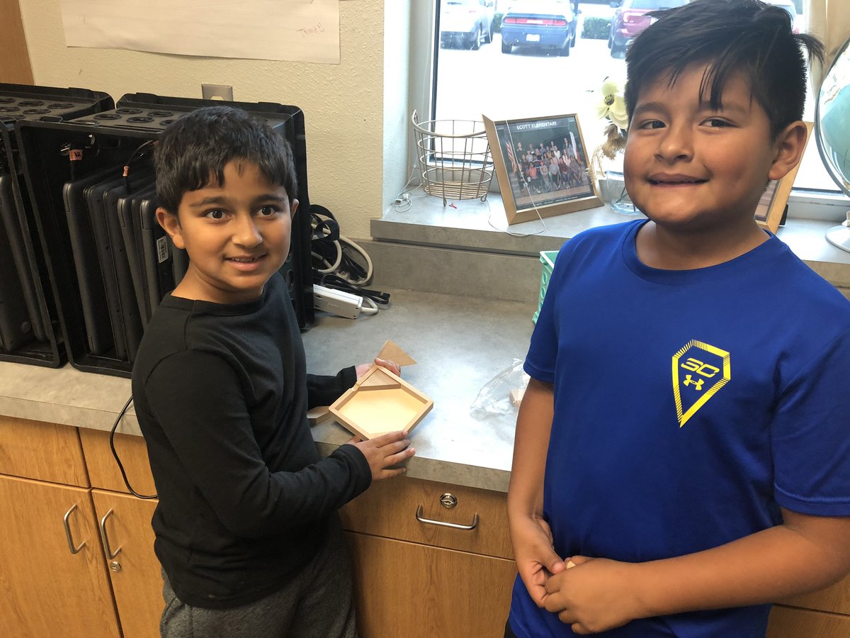InKelliesClass's tweet photo. Our rainy #StructuredRecess was so FUN this afternoon!! Ss got to choose to play with a variety of open-ended toys to build, create, and solve puzzles. There was so much collaboration & problem solving as Ss played together! ππΌ #ScottProud #OurFISDStory #Play https://t.co/czhMz9nXgE