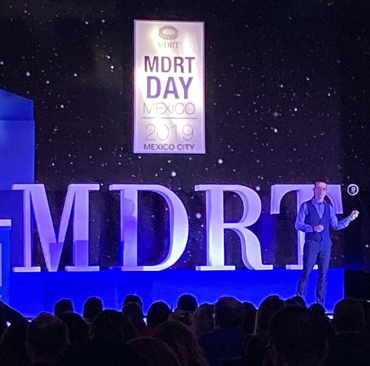 ElAsegurador's tweet photo. Para finalizar con los trabajos del #MDRTMEXICO sube al escenario @jesuscochegrus y nos habla sobre los comportamientos, necesidades y características de los nuevos clientes y cómo conectar con ellos. https://t.co/OycYgbCf13