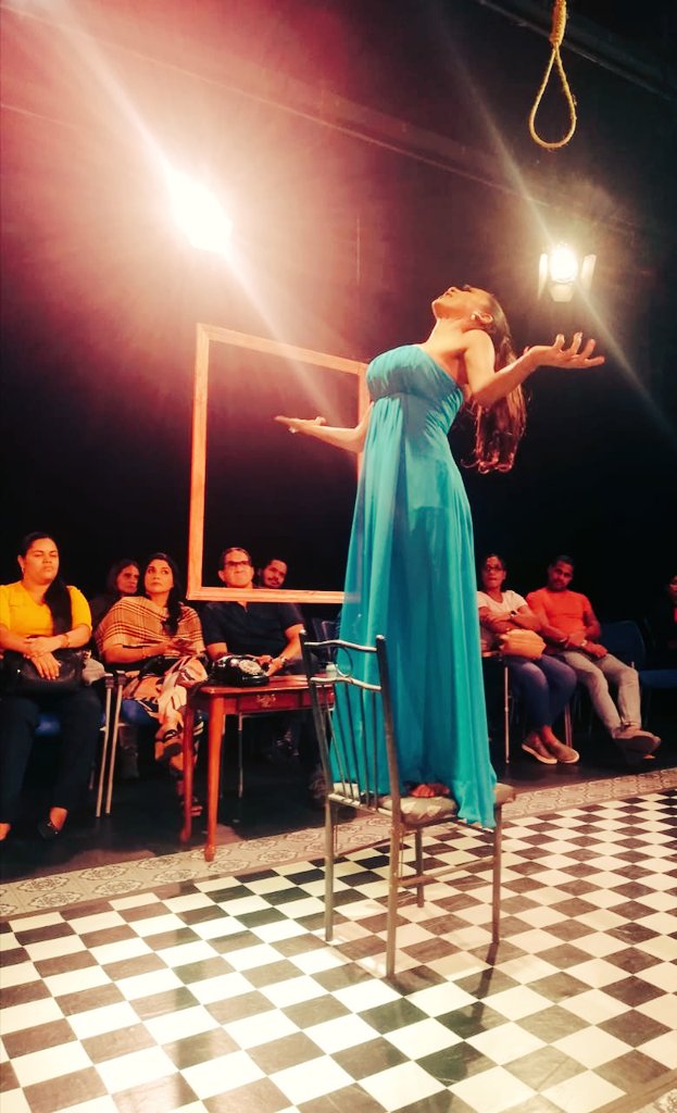 Conoce y rie con Giselle Cristal en Sexualmente Hablando de Santiago Serrano. Hasta el 30 de octubre presentándose en la sala muñtiuso del Gecu.