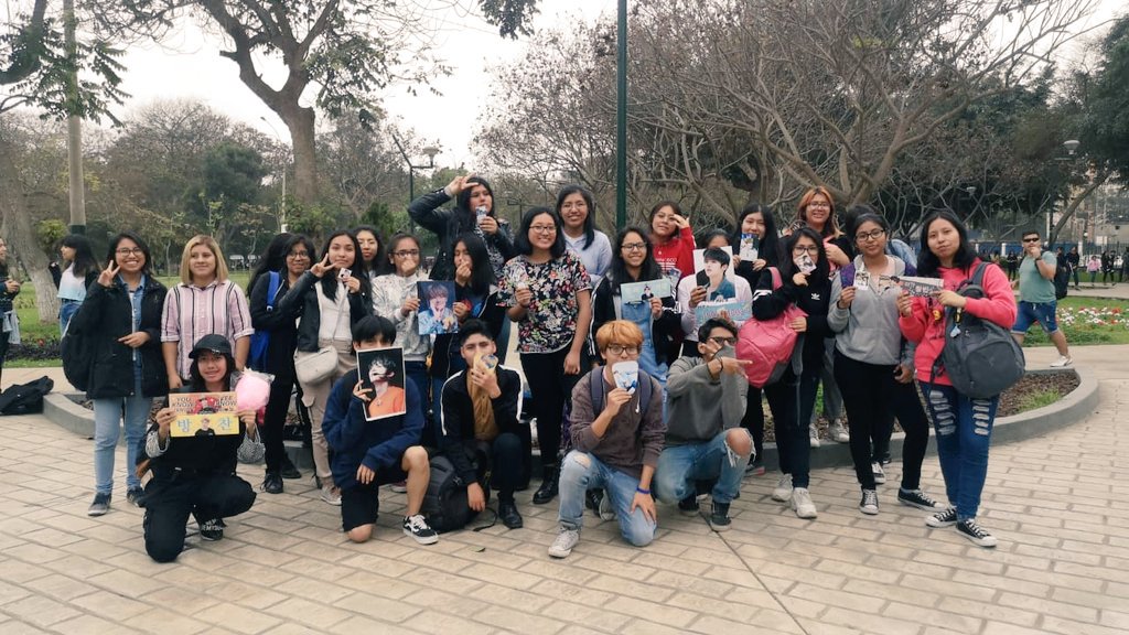 LeeKnowPeru's tweet photo. 🐱🎉| #HappyLeeKnowDay

¡Feliz cumpleaños a nuestro adorable #LeeKnow desde Perú! 🇵🇪

Deseamos lo mejor a nuestro amante de los gatos por su día 🐱

También queremos agradecer a #STAY💕 por apoyarnos en este evento dedicado a nuestra gema del baile✨

#리노는기여어 #LeeKnowiscute https://t.co/UIUxe7U7C0