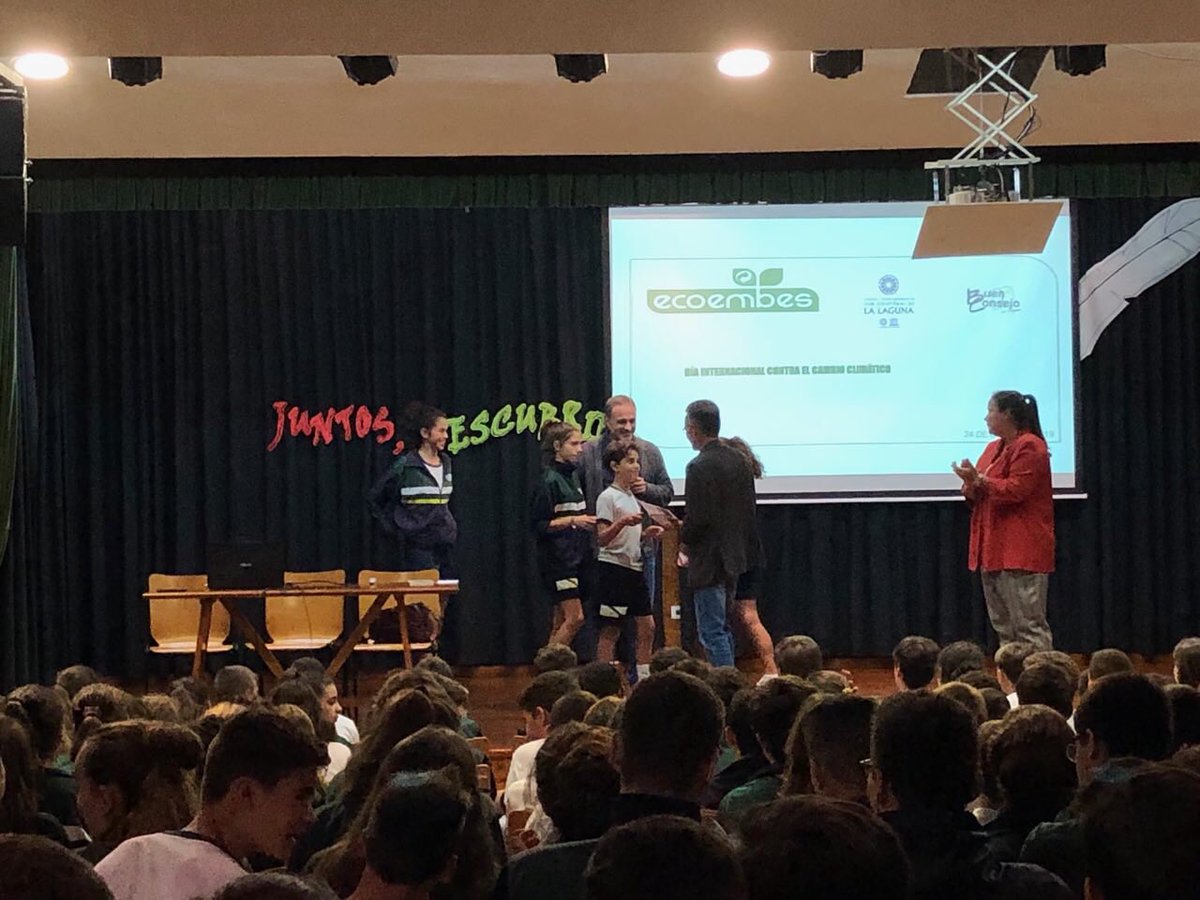buenconsejoll's tweet photo. Dentro del #proyectoAMares y aprovechando el día internacional en contra del cambio climático, @ecoembes realizó una charla y una gincana en nuestro cole para concienciar sobre el cuidado del planeta. Al acto ha acudido el concejal de medio ambiente del @aytolalaguna_es https://t.co/lbZFiVfDKT