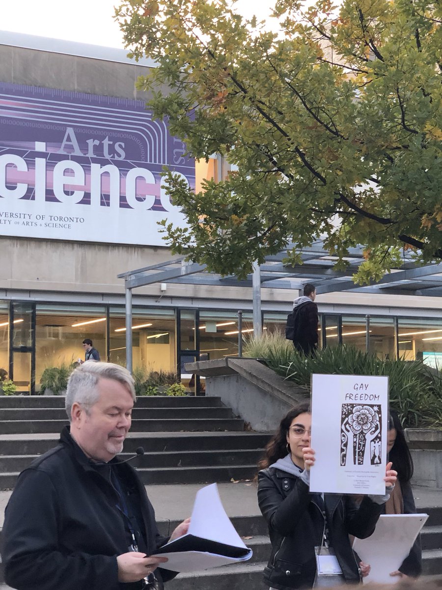 📍 In 1999, after @lgbtout’s campaign to fund a resource centre for sexual minority students with student fees failed, they were faced with homophobic remarks. So, they staged a kiss-in to promote queer visibility on the steps of Sidney Smith Hall. #uoftalumni #uoft
