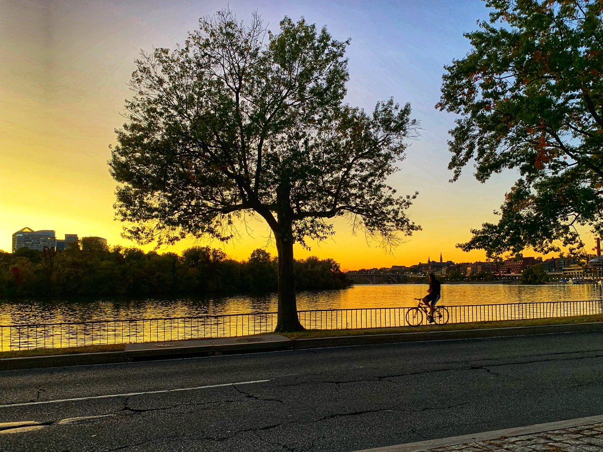 DYCinWDC's tweet image. Another beautiful commute home from @IDA_org this fall evening #LifeInDC