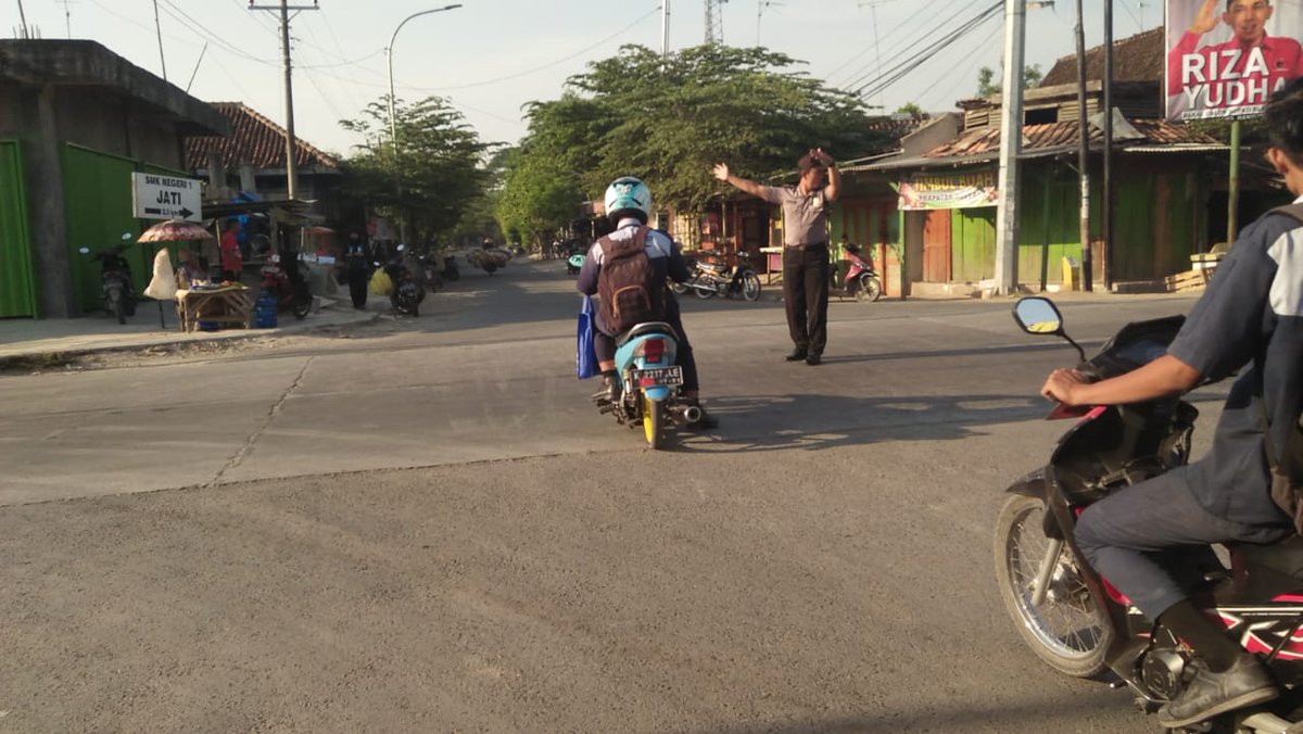 Kami akan selalu hadir saat masyarakat membutuhkan .
Kami tidak bosan untuk selalu menjaga ketertiban.
Kami akan selalu mengurai kemacetan jalan.
Kami selalu ada .

#polsekjatiresblora.
#humaspolresblora.