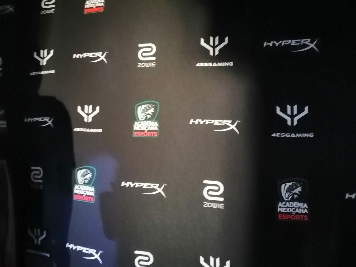 IndiegeekMX's tweet photo. En la presentación de la @AcMexEsports con @PapaGamerMex https://t.co/wCDyxrGB2F