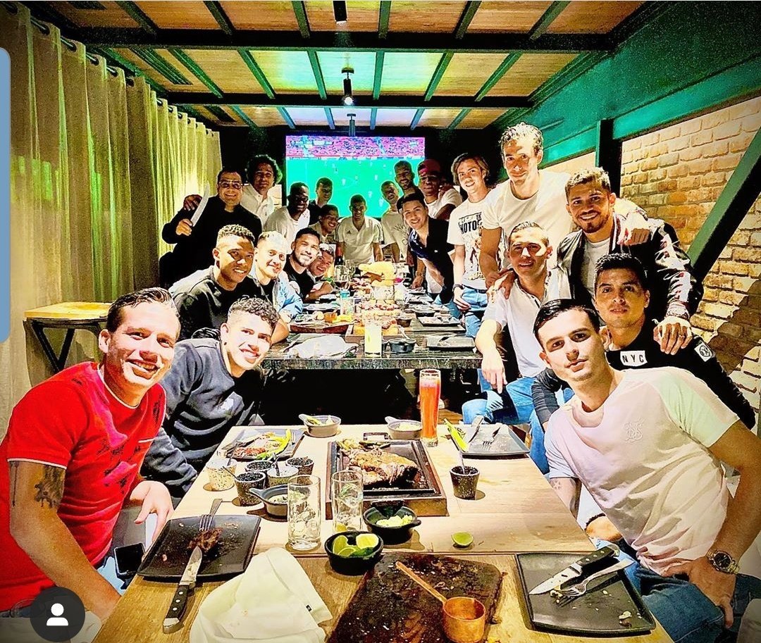Los jugadores de América convivieron hoy por la tarde y fueron a comer juntos a un restaurante en Artz Pedregal.