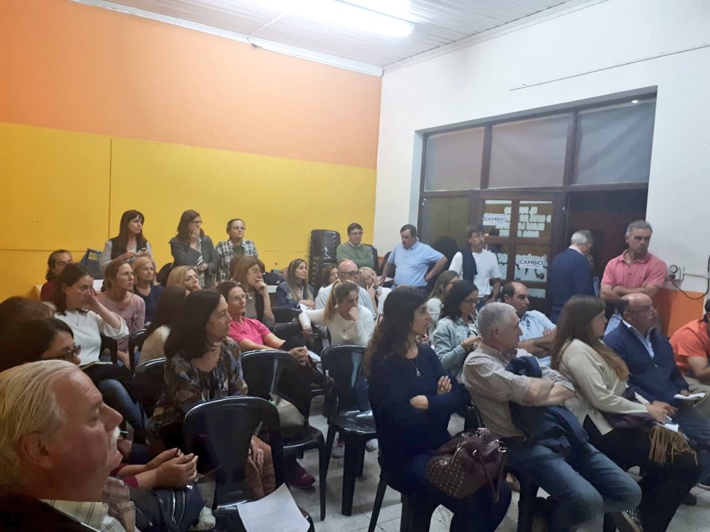 AlbertodeSuarez's tweet photo. Capacitación para fiscales. Gracias a todos los que se van a sumar para fiscalizar y cuidar los votos este domingo #SíSePuede 💪 vamos juntos por el futuro de #CoronelSuárez 💛 https://t.co/0mUB2r3foR