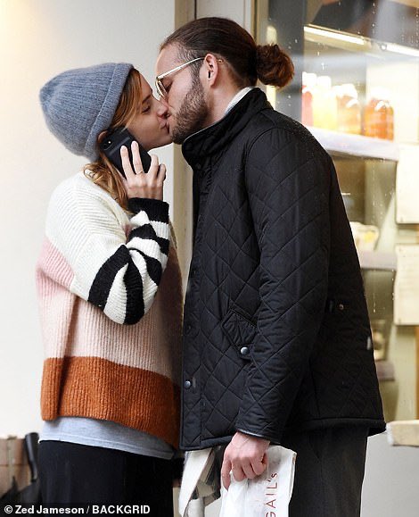 stickwithgirls's tweet photo. #EmmaWatson จบข่าวลือเดท Tom Felton ไปแบบไม่ต้องพูดอะไรทั้งนั้น แค่ออกมาสวีทกับแฟนตัวจริงให้เห็นเท่านั้นเอง 😂 https://t.co/tAC91uRmR8