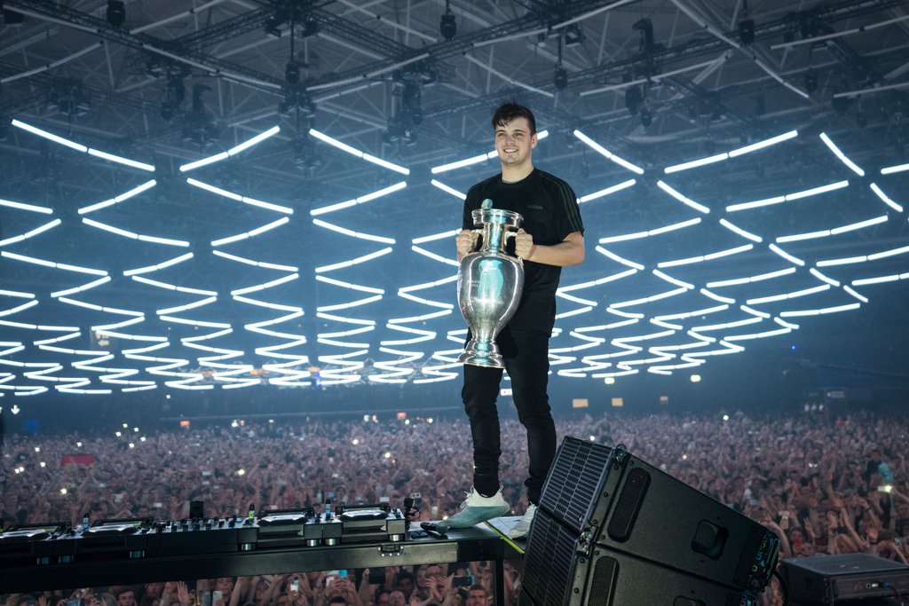 Martin Garrix opět součástí sportu. Tentokrát to nejsou olympijské hry, ale fotbal. Martin totiž složil oficiální hymnu pro fotbalové UEFA EURO 2020. Oznámil to minulý týden během Amsterdam Dance Event.