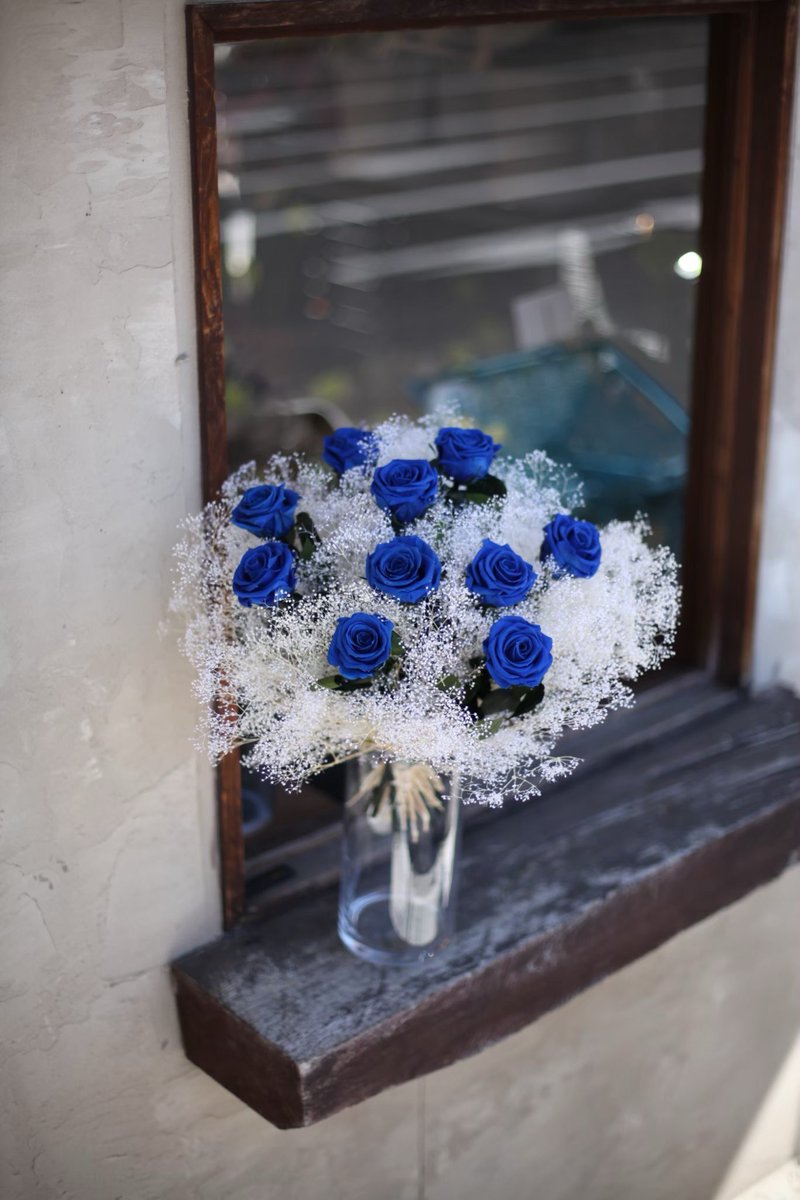 ট ইট র ローズショップ プリザーブドフラワーの 青いバラとかすみ草の花束 想い出の花束を永く飾れるように開発されたギフトフラワー 生花のような質感です 青いバラの花言葉は 可能性