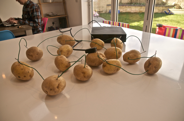 Albi_SideArms's tweet image. *BREAKING* LIVE LOOK AT THE MW SERVERS #ModernWarfare