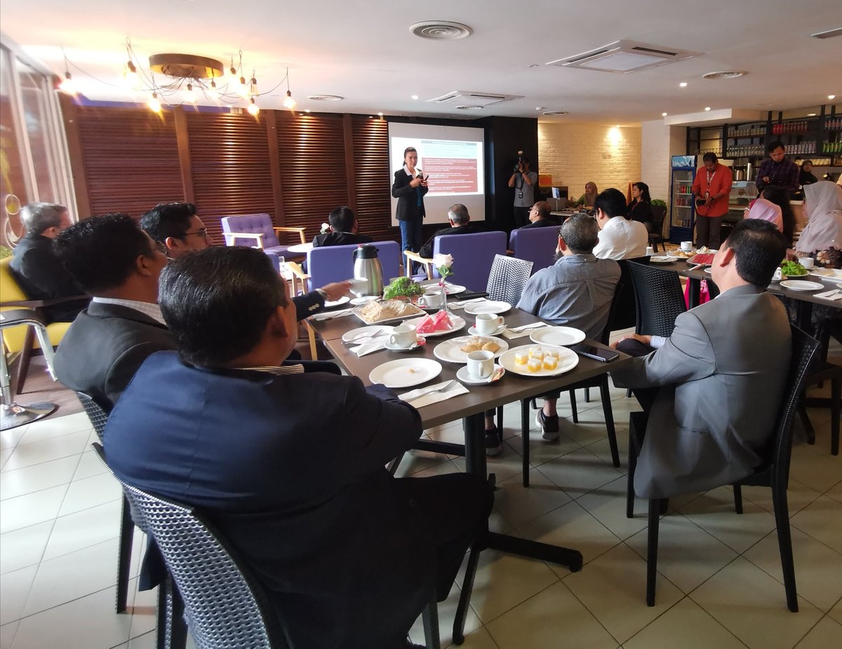ukm_my's tweet photo. Sesi Dailog CEO @Faculty YBhg. Datoβ Hamidah Naziadin, Ketua Pegawai Kumpulan (Sumber Manusia) CIMB bersama Pengurusan Tertinggi UKM. @CIMBMalaysia #CEOFaculty #UKMInspire #ukm #ukmsharing https://t.co/8uIHbjZjBe