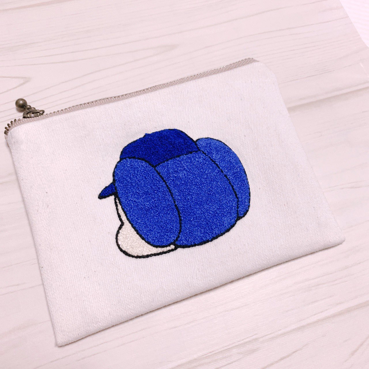 Mikos ドアラさんポーチ 刺繍部分で95 の力を使ったためポーチ部分の出来は悲惨 いいんだどうせ鑑賞用だ 刺繍した後に何にするかを考えずに縫い始めちゃうからいけないんだな ドアラ 中日