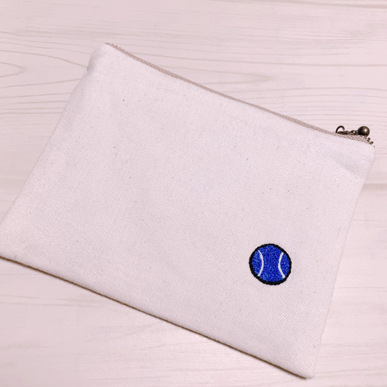 Mikos ドアラさんポーチ 刺繍部分で95 の力を使ったためポーチ部分の出来は悲惨 いいんだどうせ鑑賞用だ 刺繍した後に何にするかを考えずに縫い始めちゃうからいけないんだな ドアラ 中日ドラゴンズ