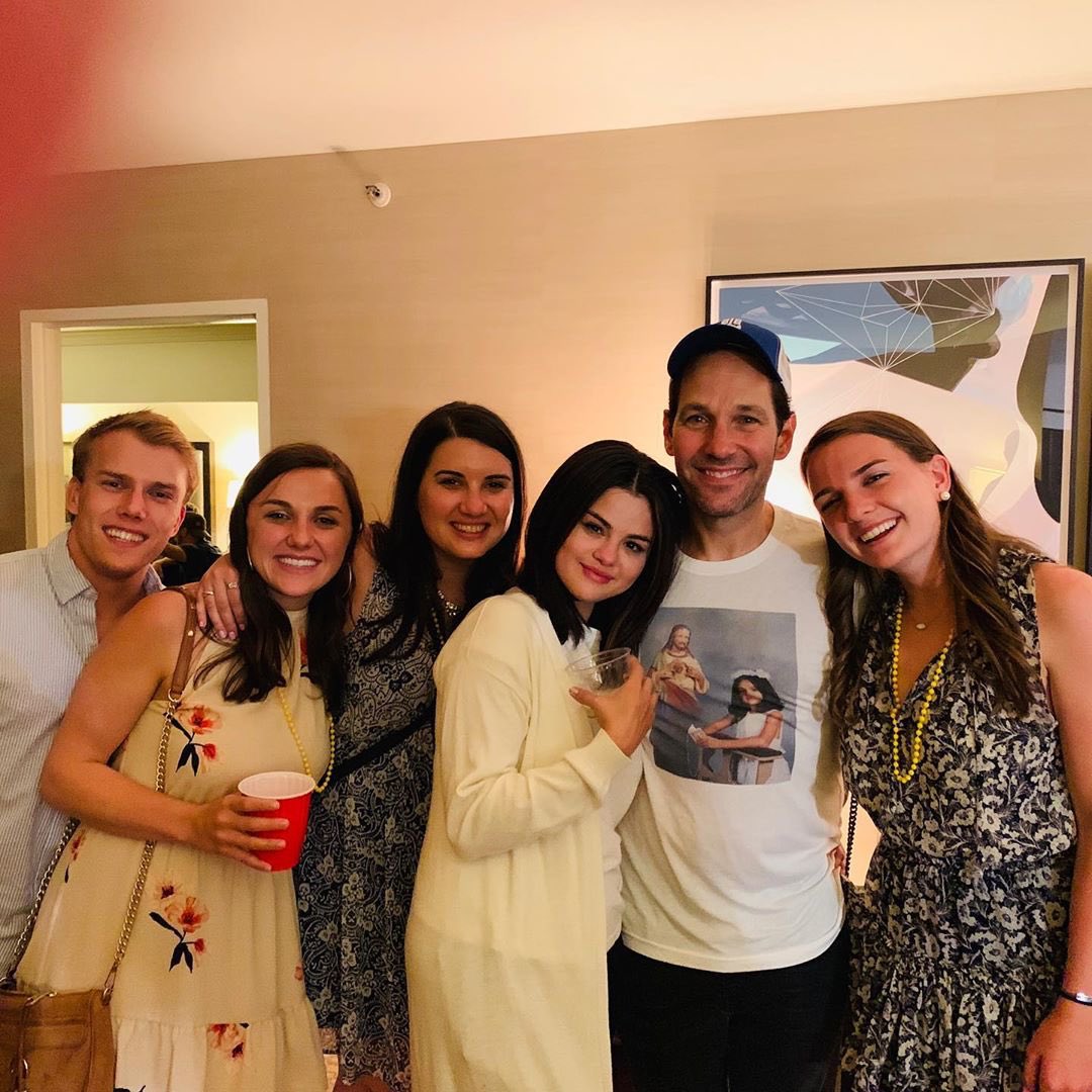 SGomezNewsCOMs's tweet photo. ๐ท IG | bridgetannh: Look at her now ๐ถ and him wearing her on his shirt ๐๐ป #tbt #bigslickkc #totallybuggin https://t.co/3qpnOmoaxZ