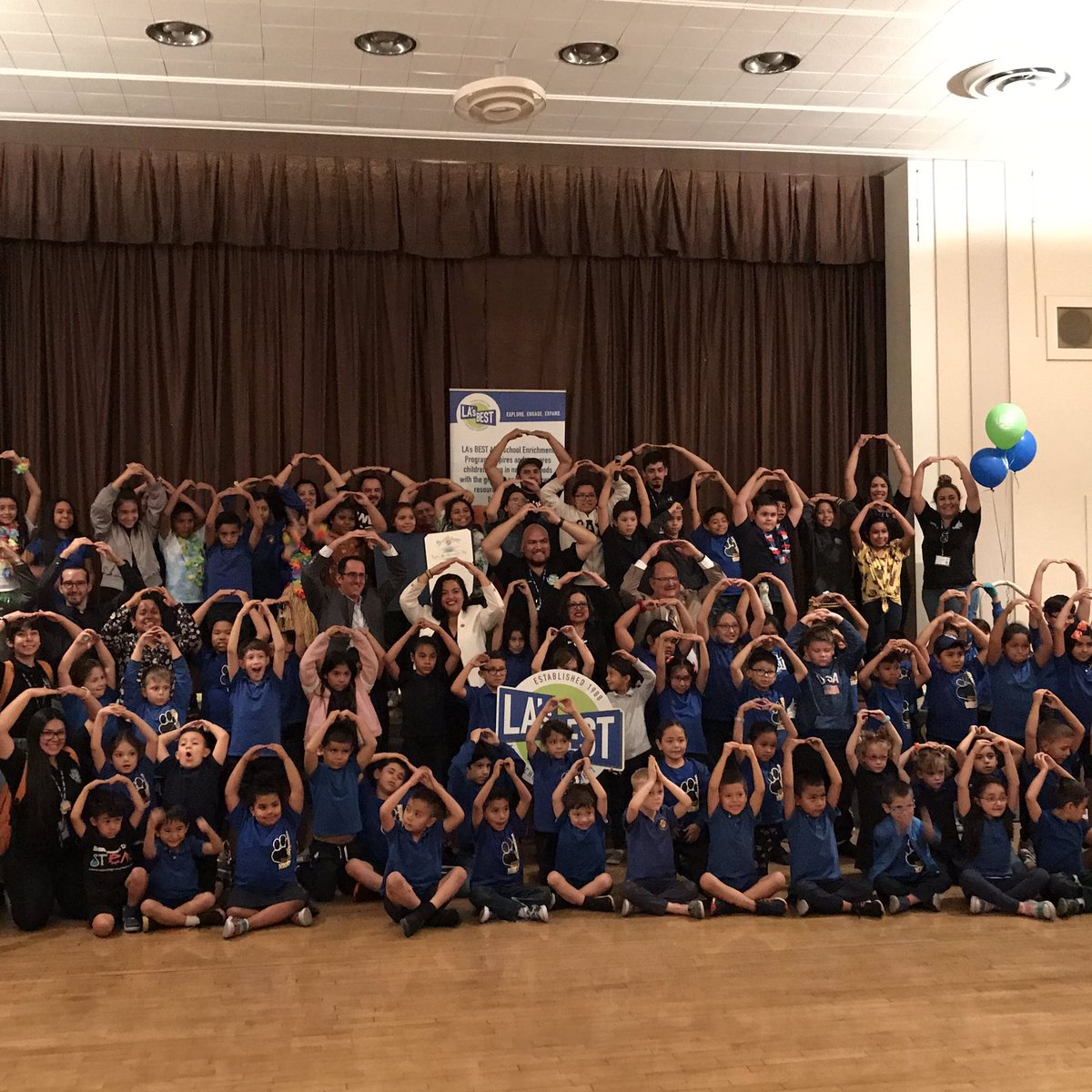 LAsBEST's tweet image. #LAsBESTAfterschool doing the #LightBulbChallenge at #LightsOnAfterschool today! @afterschool4all @FightCrimeCA @ca_afterschool @partnr4childrn @YMCASanDiego @CalSAC