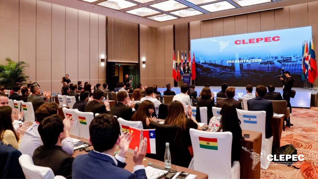clepecrpc's tweet photo. Los lazos de amistad y cooperación entre China y América Latina y el Caribe son fundamentales para el desarrollo multilateral.

Estamos participando de la V edición del programa Puente al Futuro para el intercambio entre jóvenes líderes.

#PuenteAlFuturo
#ClepecEnChina https://t.co/D28DO0kNlp