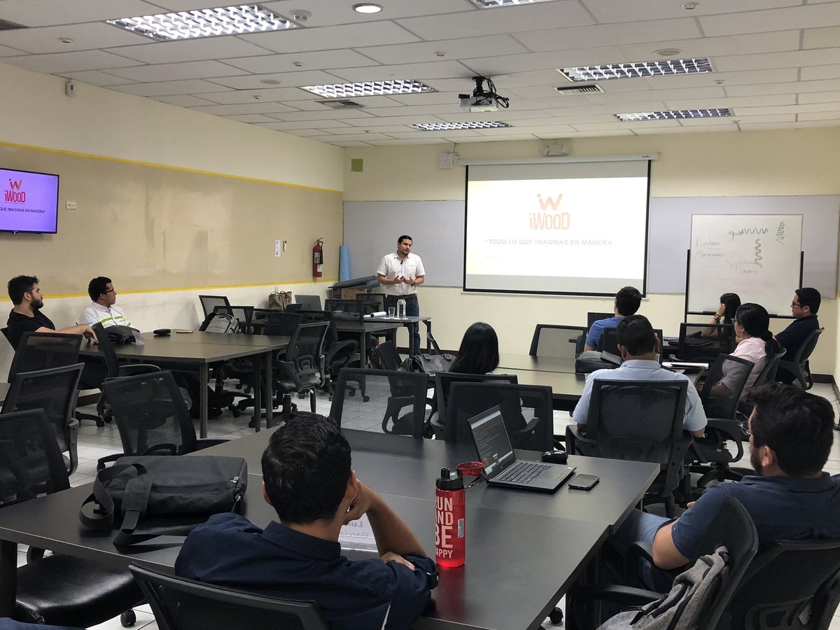 adri_ANMAYA's tweet photo. @espae @abcevall140557 Recibiendo a #MiguelAguiar con su emprendimiento #Iwood en nuestro curso “Desarrollo del Espíritu Emprendedor” en #MGP16 https://t.co/pikBfj0Pgu