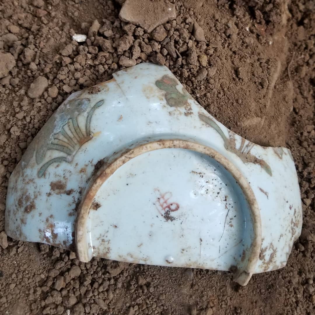 ACLQProject's tweet photo. This beautiful bowl with the Four Seasons Flowers design on it came out of the midden today! 
Do any of you know what the symbol on the base and the symbol in the center of the interior are and what they mean?
1/3 https://t.co/O8JalZ9VbZ