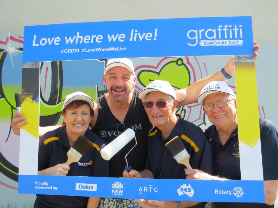 GraffitiDay's tweet image. Graffiti Removal Day is this Sunday 27 October 2019. Why not join rugby league legend Mark Geyer @markMGgeyer and volunteer to help remove graffiti. To volunteer go to graffitiremovalday.org.au or call 1300 665310. #lovewherewelive #GRD19