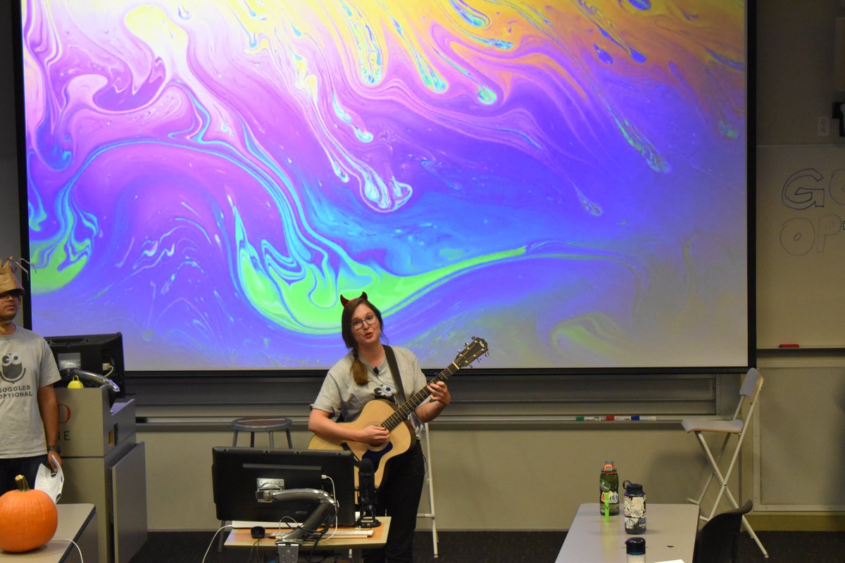 GogglesOptional's tweet image. .@Katie_WBrown closes out our magnetic cockroach feature with a rendition of magnetic fields forever at our LIVE SHOW #scicomm #podcast