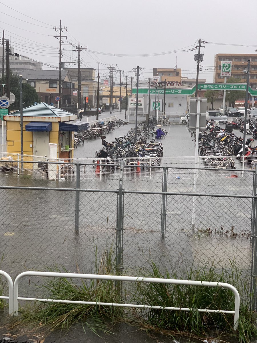 けの 蘇我駅近くの自転車の駐輪場も雨のせいで水浸しになっている 蘇我駅 自転車 駐輪場 雨 けの 蘇我駅近くの自転車の駐輪場も雨のせいで水浸しになっている 蘇我駅 自転車 駐輪場 雨