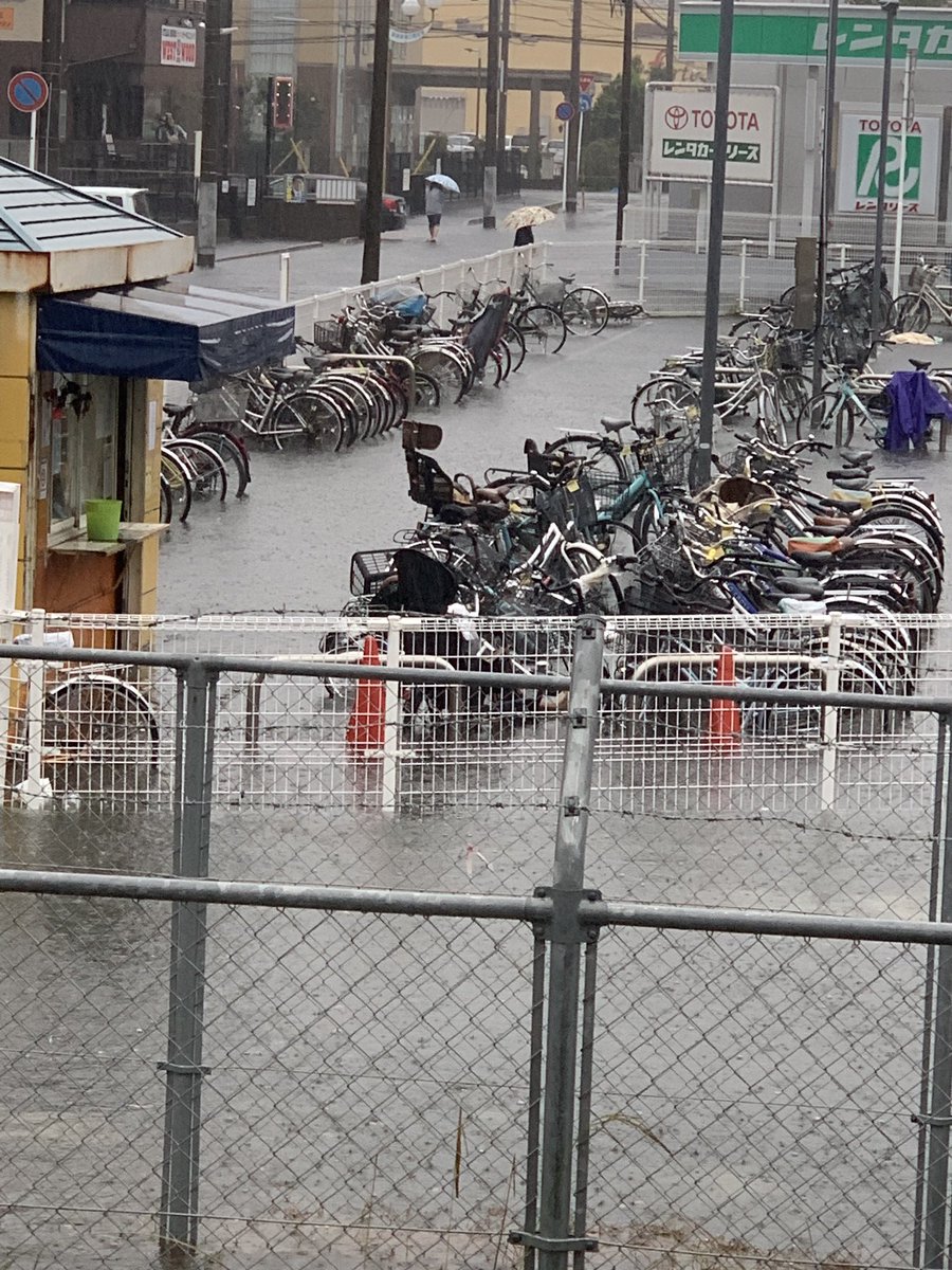 けの 蘇我駅近くの自転車の駐輪場も雨のせいで水浸しになっている 蘇我駅 自転車 駐輪場 雨 けの 蘇我駅近くの自転車の駐輪場も雨のせいで水浸しになっている 蘇我駅 自転車 駐輪場 雨