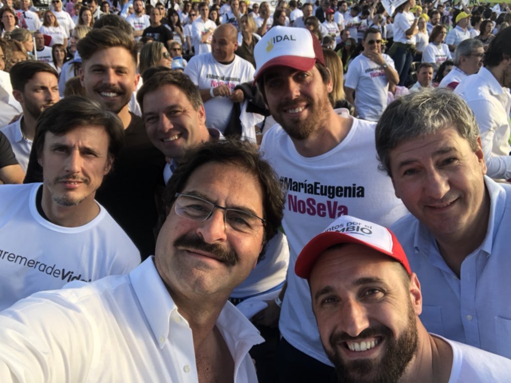 Todos #Juntos con nuestra gobernadora <a href="/mariuvidal/">María Eugenia Vidal</a> en el cierre de campaña en <a href="/caplatense/">Club Atlético Platense</a>! El #27O no la dejamos sola