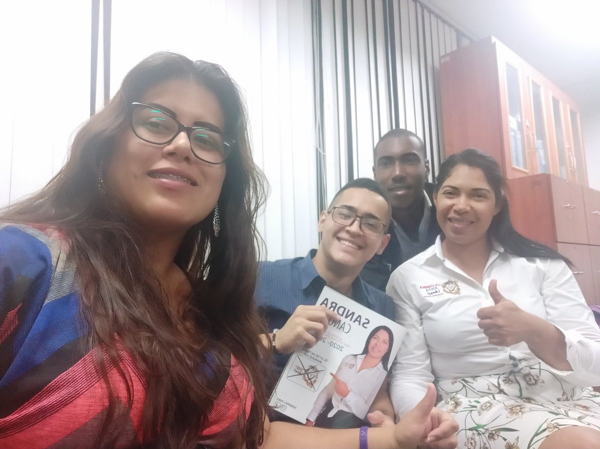SANDRAC37755704's tweet photo. En mi Universidad Libre, facultad de Derecho, con mis compañeros de tercer año. Haciendo presencia con el Partido Colombia Justa Libres. Que sean muchos más los jóvenes que tengan acceso a la Educación Superior. Hagámoslo juntos #porunvallefeliz https://t.co/vSj1HtmbFy