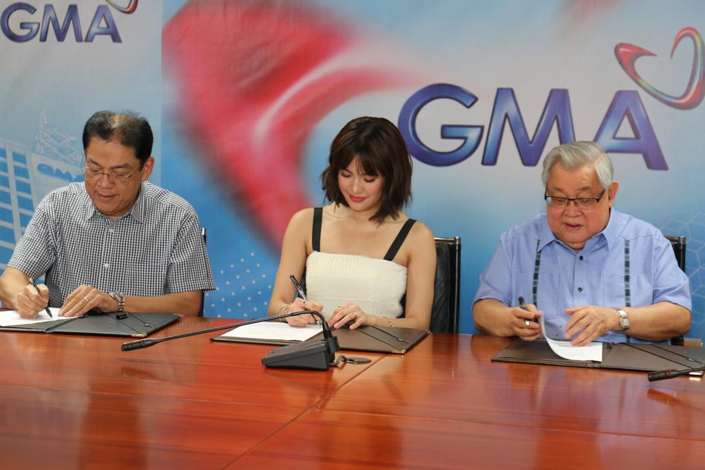 gmanetwork's tweet photo. Congratulations on your contract renewal with the Kapuso Network, Asia's Pop Diva @MyJaps! ❤ https://t.co/ihrQDGM8mp