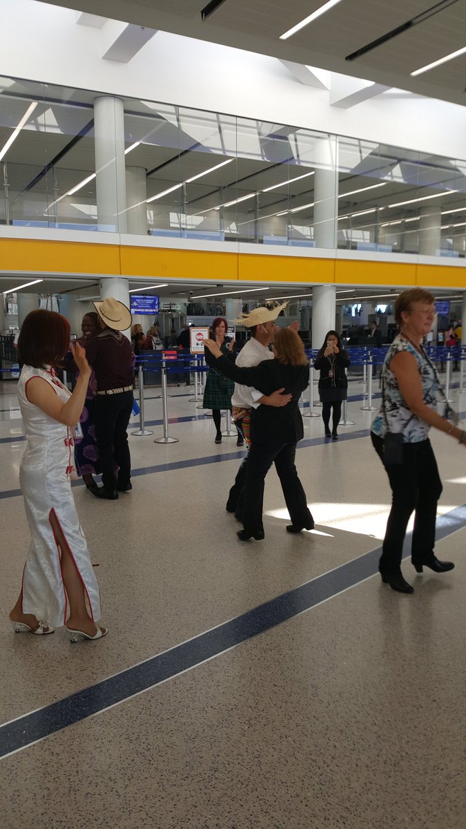 Lax Diversity, customers enjoying the mariachi band and our own dancers.@DorisGunnell @united @UnitedWeCare @mason5525