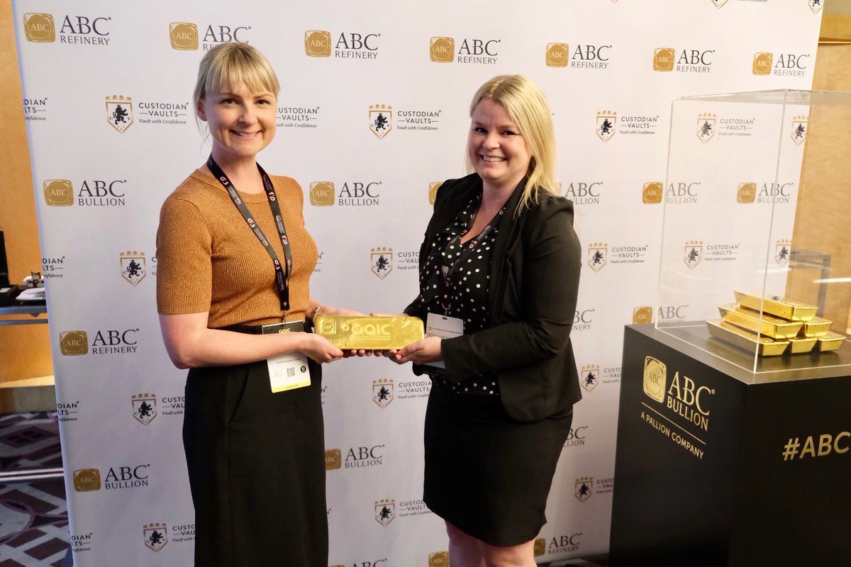 kristiebatten's tweet photo. With Beck from Gold Industry Group holding a 12.5kg bar worth $880,000! #GAIC2019 https://t.co/Rlv8fvhHCJ