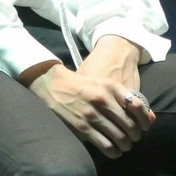 MADEMYDAY_BTS's tweet photo. กรีดเลือดออกมาก็จะเป็นคำว่าผัวน้องจอน เส้นผัวที่แขนที่มือ มือที่แบกรับประชากรเมีย อยากกราบตีนผัว https://t.co/amy1V9IvSU