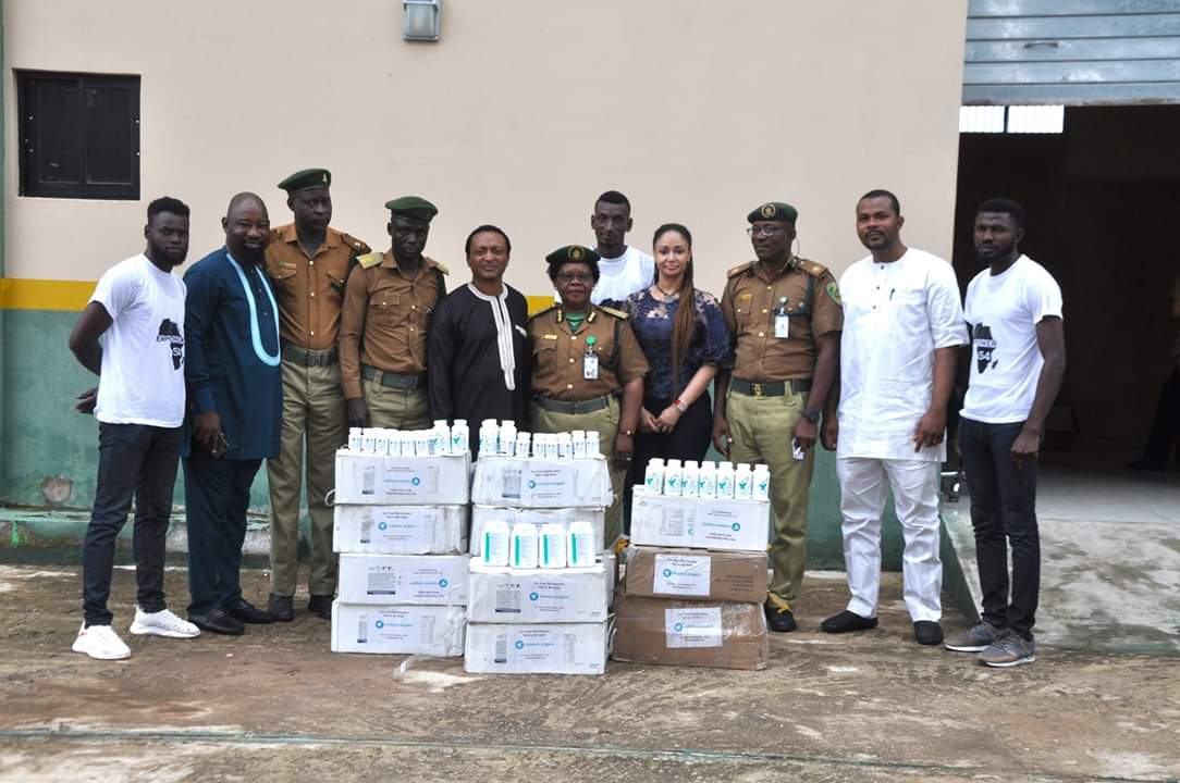 Empower54's tweet photo. Empower 54 will annually donate supplements to the #Nigerian #Prisons Service for pregnant prison inmates, children of inmates and staff.

@vitaminangels Albendazole for 27,000 children, Vitamin A 100,000IU, 200,000IU for 47,000 #children, Prenatal for 550 women were donated https://t.co/YJH5jfNumm