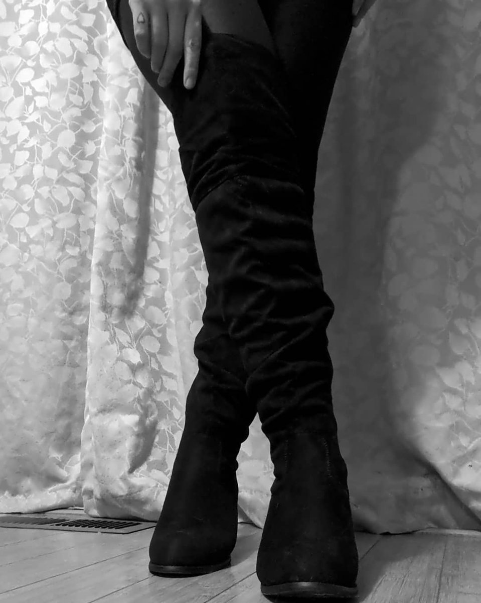 JacqueeParamour's tweet photo. New boots! 😍😍 #kneehighboots #jacquelineparamour #sexy https://t.co/IWQRRdkhPA