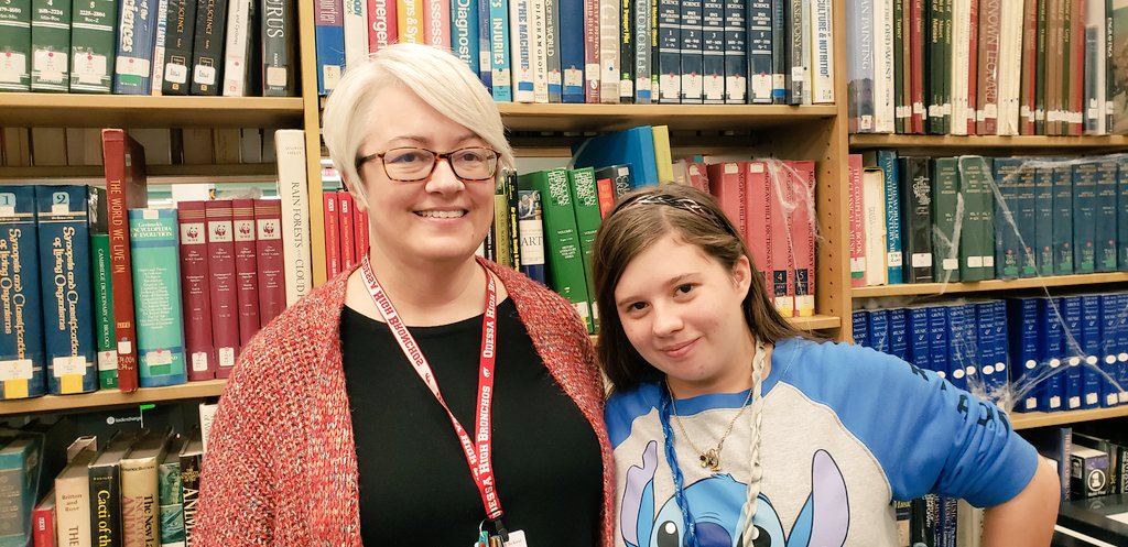 OHSSIP's tweet photo. SPOTTED: S.I.P Historian Natalie helping organize library tools for Mrs. Tolbert! #waytogo #ohsSIP #gobronchos #teacheraid @BronchoNews @BigRedBronchos @yourOHSyearbook https://t.co/LRPaaCCLgt