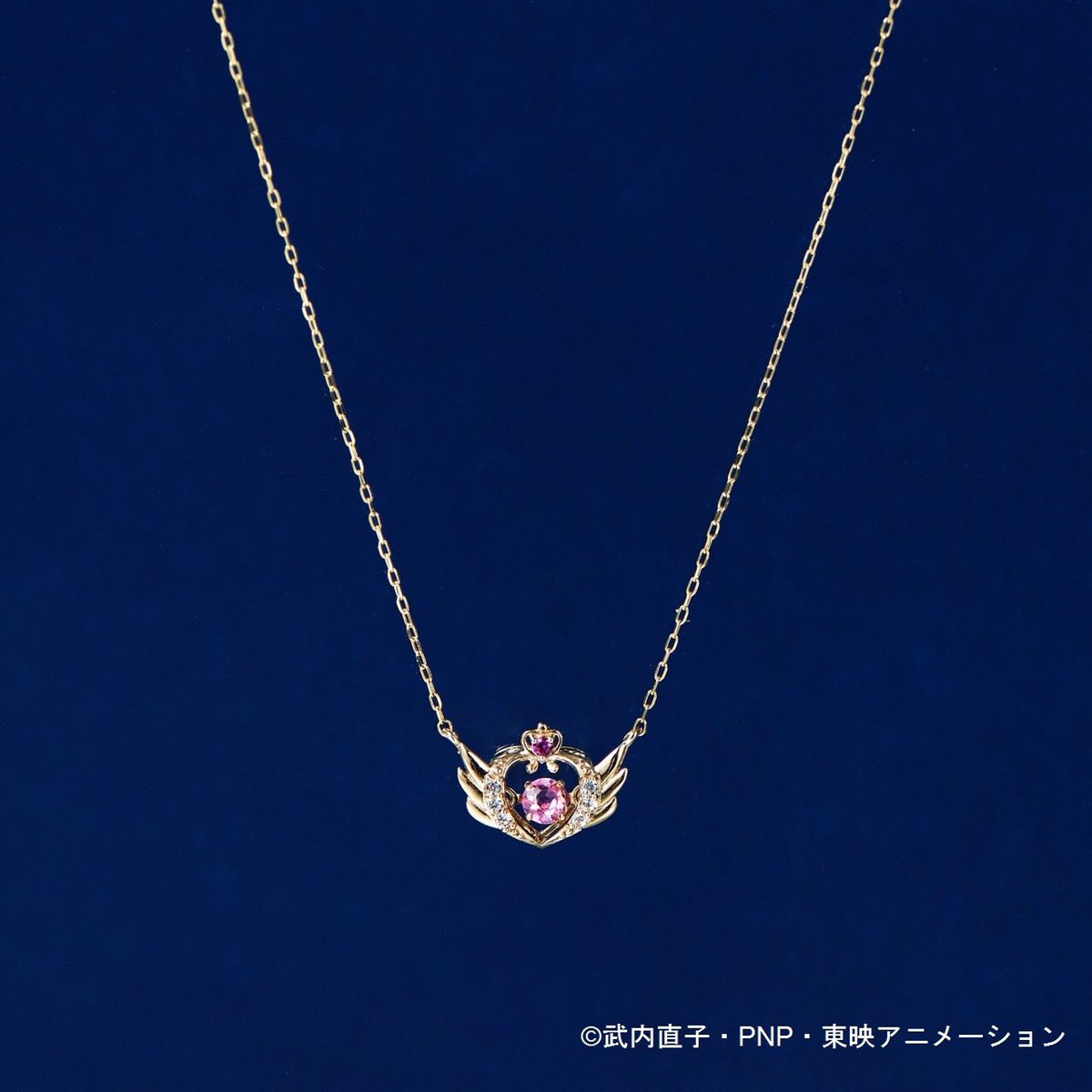 ট ইট র Samantha Group Official Information サマンサティアラ 美少女戦士セーラームーン 19コレクション ネオ クイーン セレニティのティアラをモチーフにしたネックレス 中央のピンクトルマリンが身に着けた人の鼓動によって揺れ 優しく