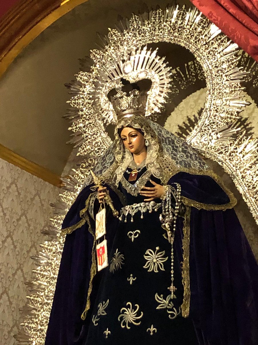 Amanece la Stma. Virgen de las Mercedes ataviada para el mes de #Noviembre con la saya de terciopelo azul bordada en hojilla de plata y manto de terciopelo morado.

#PuertaReal19 #tdscofrade #TDSActualidad #gloriassevilla19