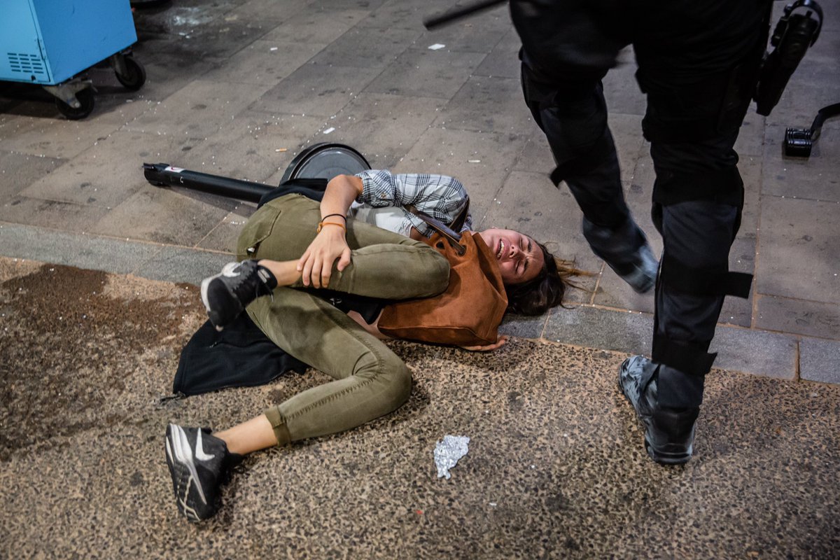 angelgarciafoto's tweet photo. Des de l'emoció de veure a la generació 2000, que ningú donava res per ella a convertir-se en la més valenta en dècades, el meu petit homenatge a totes elles, que lluiten amb por però no s'aturen, perquè les llibertats d'un poble és una de les essències de la humanitat #gen2000 https://t.co/FtuZcVvXRk